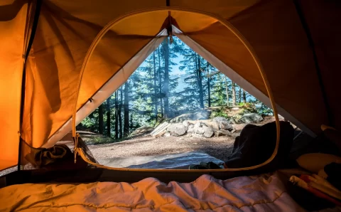 Pași simpli pentru a ne pregăti pentru o escapadă perfectă cu cortul