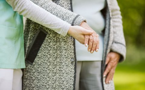Îngrijirea la domiciliu pentru bătrâni: o resursă esențială?