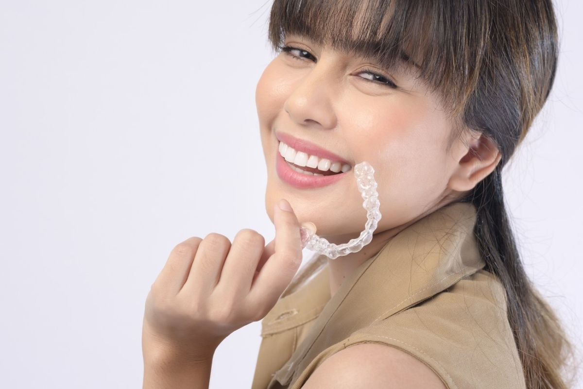 Aparat dentar invizibil – dispozitivul de care te vei indragosti de la prima purtare si care iti va defini zambetul perfect